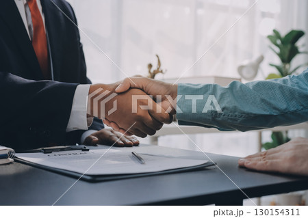 Lawyer explained to the client about the law that must be brought against the court case. 130154311