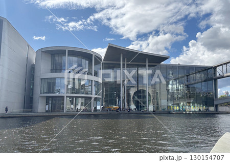 ドイツの首都、ベルリンの官庁街にあるシュプレー川の川岸から見た東側のパウル・レーベ・ハウス 130154707