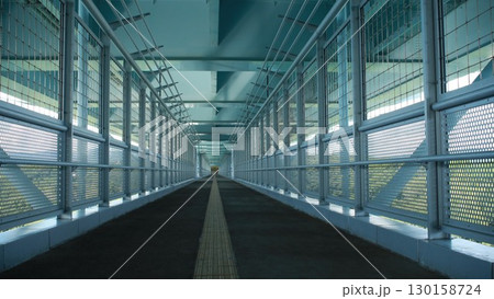 緑の間にある長く続く橋 緑の間にある長く続く橋 130158724