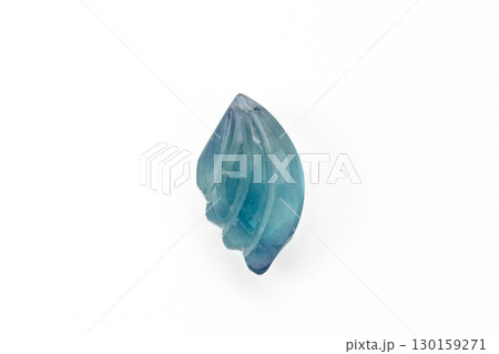 彫刻カットが施されたフローライトのクローズアップ 羽根 130159271