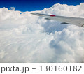 青空と雲海の絶景 ― 飛行機の窓から 130160182
