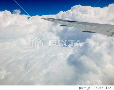 青空と雲海の絶景 ― 飛行機の窓から 130160182