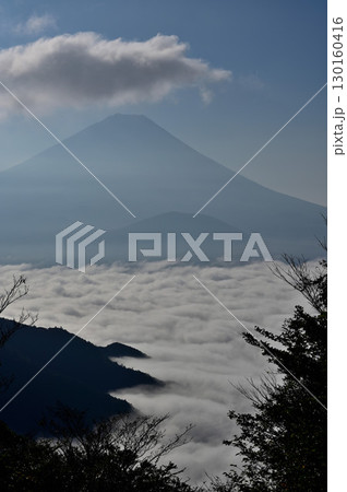 御坂山地の三方分山山頂より 霧の精進湖に霞む富士山 御坂山地の三方分山山頂より 霧の精進湖に霞む富士山 130160416