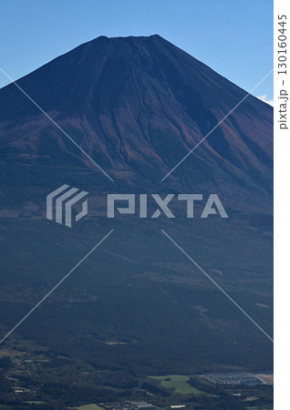 天子山地の毛無山山頂より　雄大な富士山 130160445