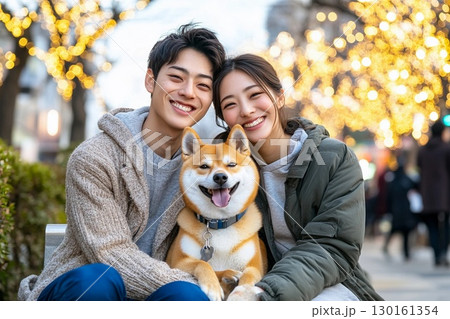 カップルと柴犬が笑顔でイルミネーションを楽しむ夜 130161354