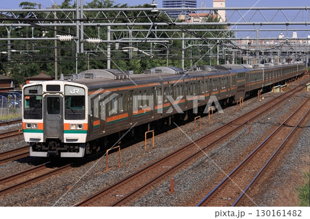 長大編成を連ねて副都心の街並みを走行する211系電車_2010/9/4撮影 130161482