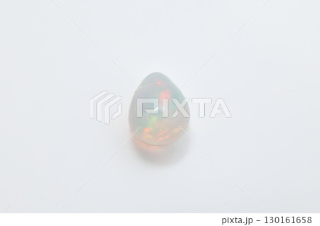 遊色が美しいオパールのルース クローズアップ写真 130161658