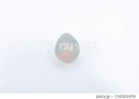 遊色が美しいオパールのルース クローズアップ写真 遊色が美しいオパールのルース クローズアップ写真 130161659