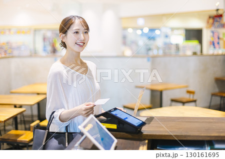 カードで支払う女性  レジ  キャッシュレス決済 130161695