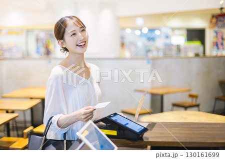 カードで支払う女性 レジ キャッシュレス決済 カードで支払う女性 レジ キャッシュレス決済 130161699
