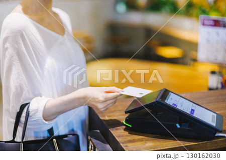 カードで支払う女性  レジ  キャッシュレス決済 130162030