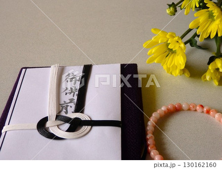 菊の花と仏事のアイテム 130162160