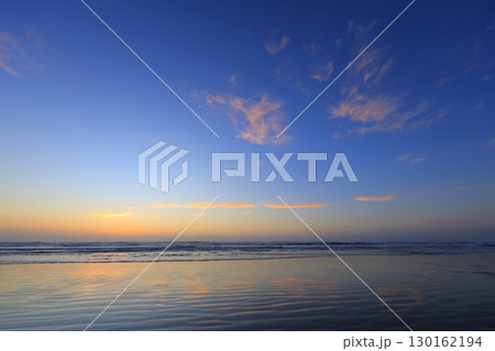 美しい海岸の日の出 130162194
