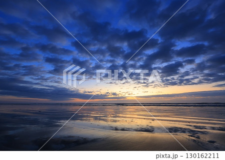 美しい海岸の日の出 130162211
