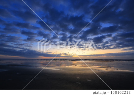美しい海岸の日の出 130162212