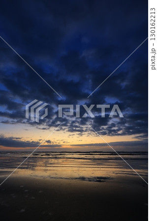 美しい海岸の日の出 130162213