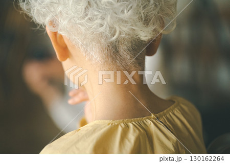シニア女性の刈り上げ シニア女性の刈り上げ 130162264