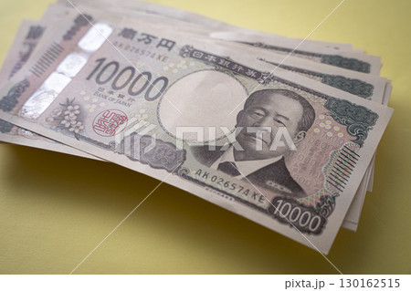 雑に置かれた100万円 1万円札 130162515