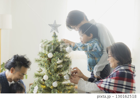 クリスマスツリーを飾る家族 130162518