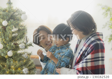 クリスマスツリーを飾る家族 130162520