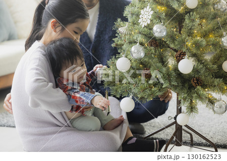 クリスマスツリーを飾る家族 130162523