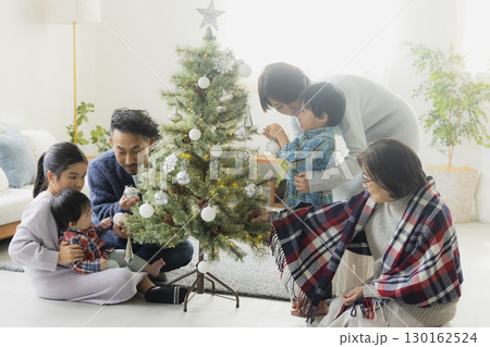 クリスマスツリーを飾る家族 130162524