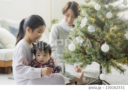 クリスマスツリーを飾る家族 130162531