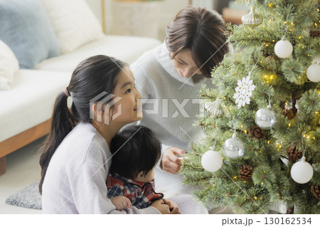 クリスマスツリーを飾る家族 クリスマスツリーを飾る家族 130162534