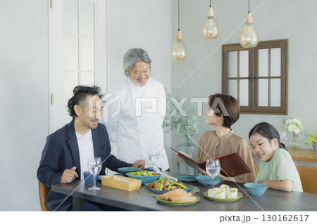 家族の楽し気な食事イメージ 家族の楽し気な食事イメージ 130162617