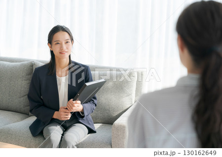 商品の説明をする女性 130162649