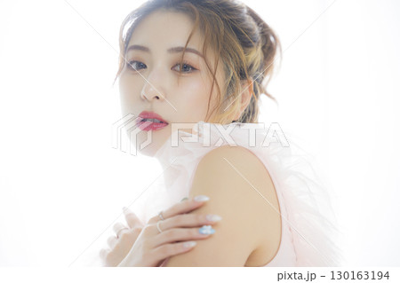 ピンクのチュールドレスの女性 ピンクのチュールドレスの女性 130163194