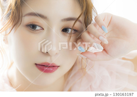 ピンクのチュールドレスの女性 ピンクのチュールドレスの女性 130163197