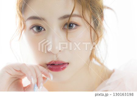 ピンクのチュールドレスの女性 130163198