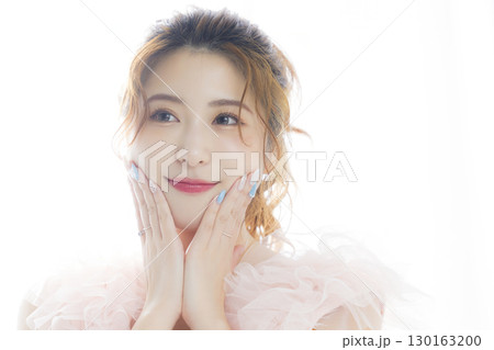 ピンクのチュールドレスの女性 130163200