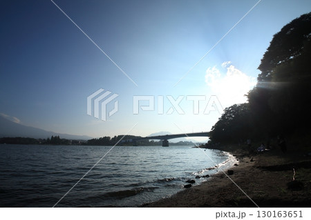 夏の暮れ時の河口湖と大橋雲間から発する太陽の斜光 夏の暮れ時の河口湖と大橋雲間から発する太陽の斜光 130163651