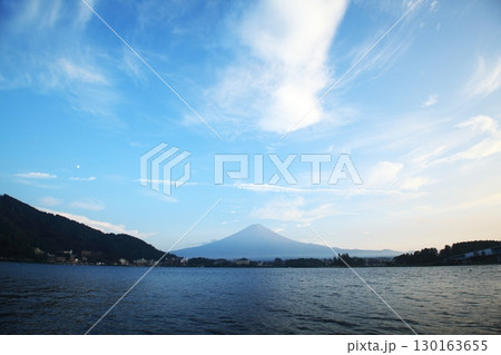 河口湖から見た夕日に照らされた富士山 河口湖から見た夕日に照らされた富士山 130163655