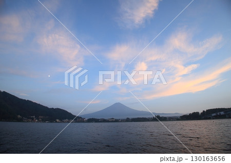 河口湖から見た夕日に照らされた富士山 河口湖から見た夕日に照らされた富士山 130163656