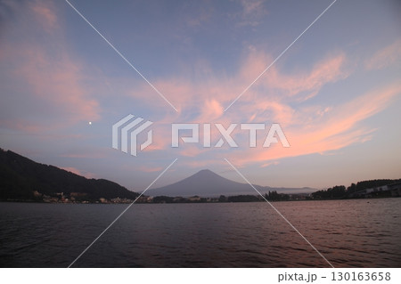 夕日に染まる山 夕日に染まる山 130163658