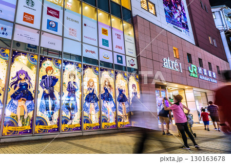 日本の東京都市景観夜遅くでも若者や外国人観光客らで賑わう秋葉原＝20時38分 130163678