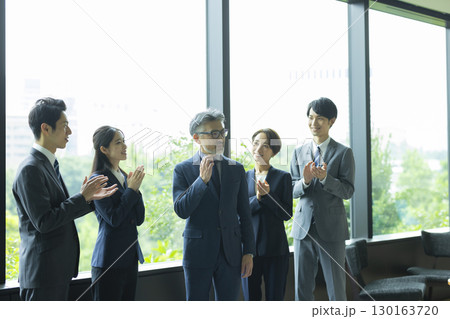 ミーティングするビジネスマン 130163720
