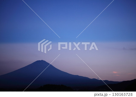 笠雲がかかる笠雲のような、雲の上に浮かぶ夏の富士山のシルエット 130163728