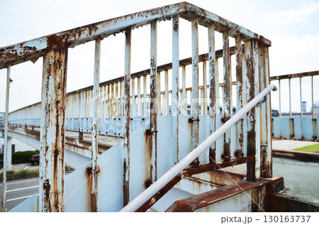 古びた歩道橋 古びた歩道橋 130163737
