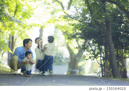 公園のファミリー 公園のファミリー 130164028