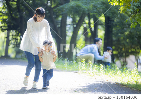 公園のファミリー　　 130164030