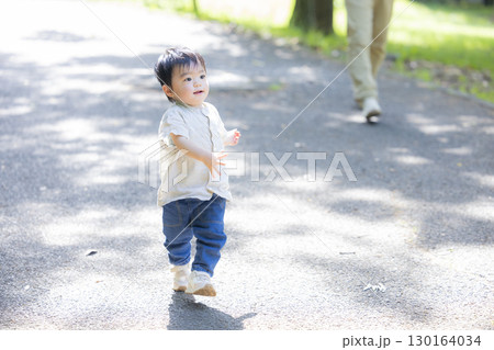 公園のファミリー 公園のファミリー 130164034