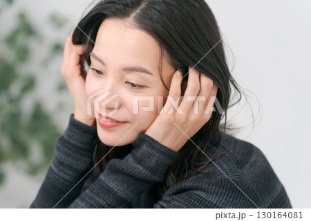 ニットを着た女性のビューティー 130164081