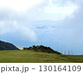 雲に覆われた山 130164109