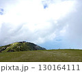雲に覆われる山 130164111