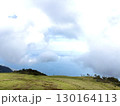 雲に覆われる山 130164113