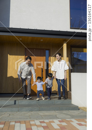 家の前に立つ家族 家の前に立つ家族 130164117